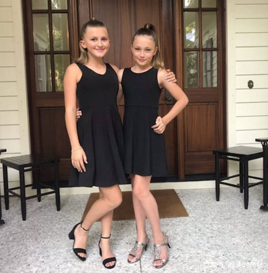 带着|比伯晒妹妹合照被指是贝小七？穿卫衣在超市跳舞，颜值超高星范足