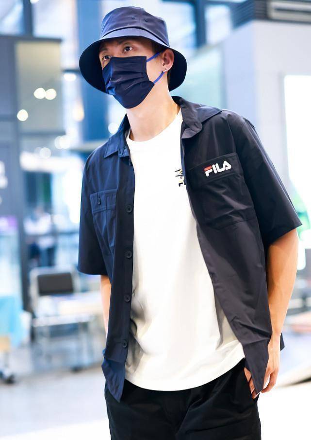 黑色|黄景瑜气场太足，穿白T搭黑色短衬衫，手臂青筋暴起男子气概爆棚