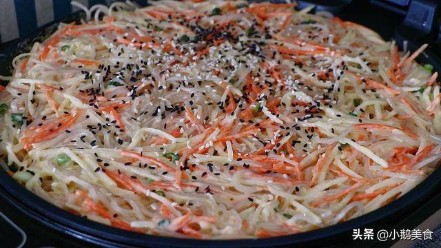 进行|红薯粉条最罕见的做法,很多人没见过,酥脆有嚼劲,比吃肉还香