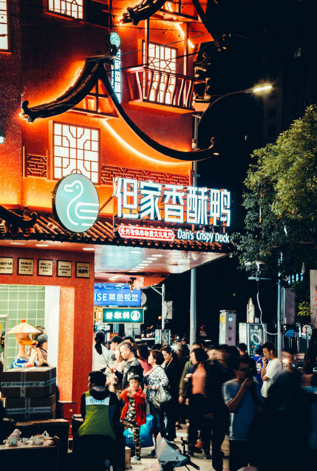 将会有越来越多的游客到贵阳旅游,并到但家香酥鸭店小十字民生路总店
