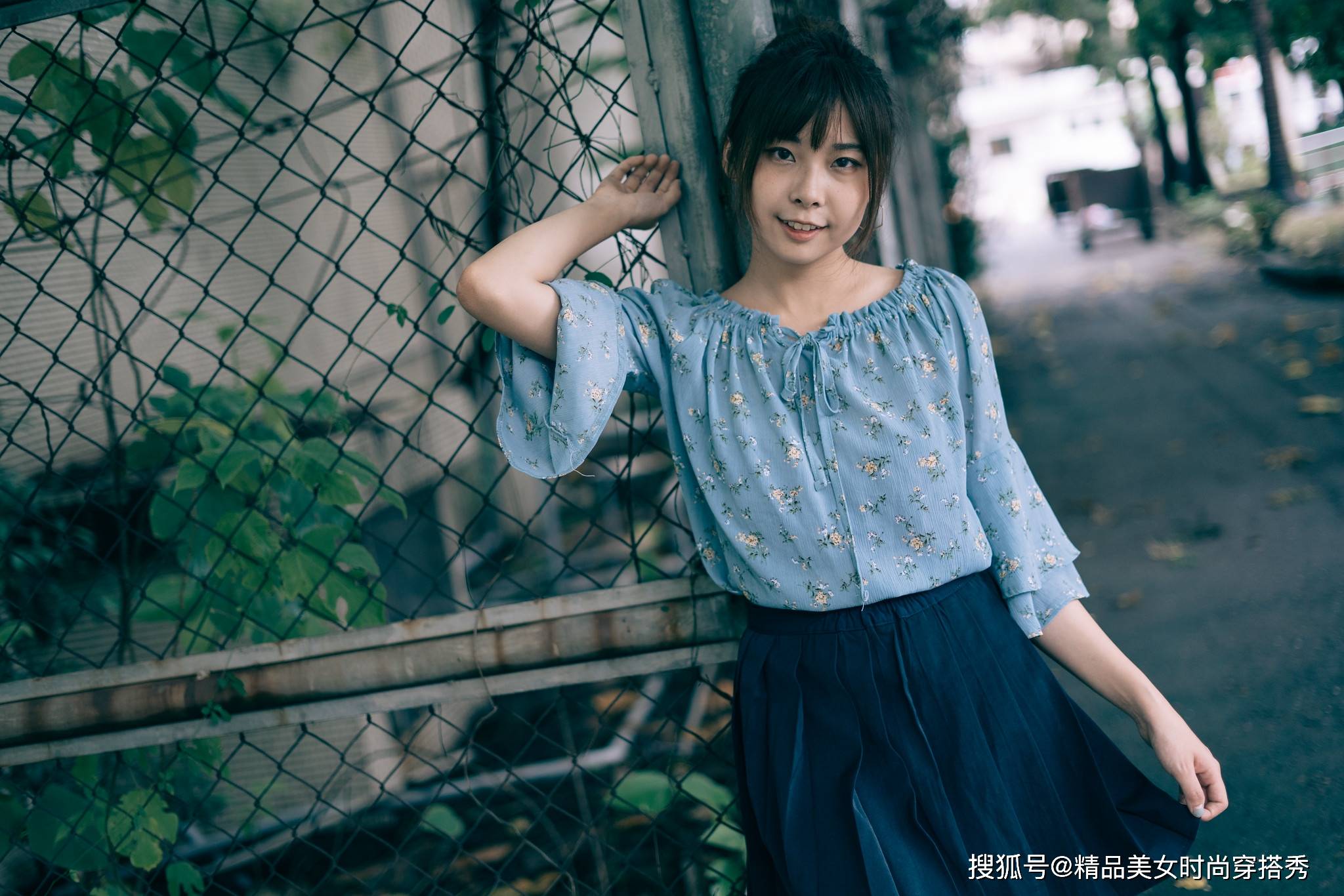 短裙|小碎花搭配百褶短裙，让你轻松拥有大长腿，整体的造型简约大气