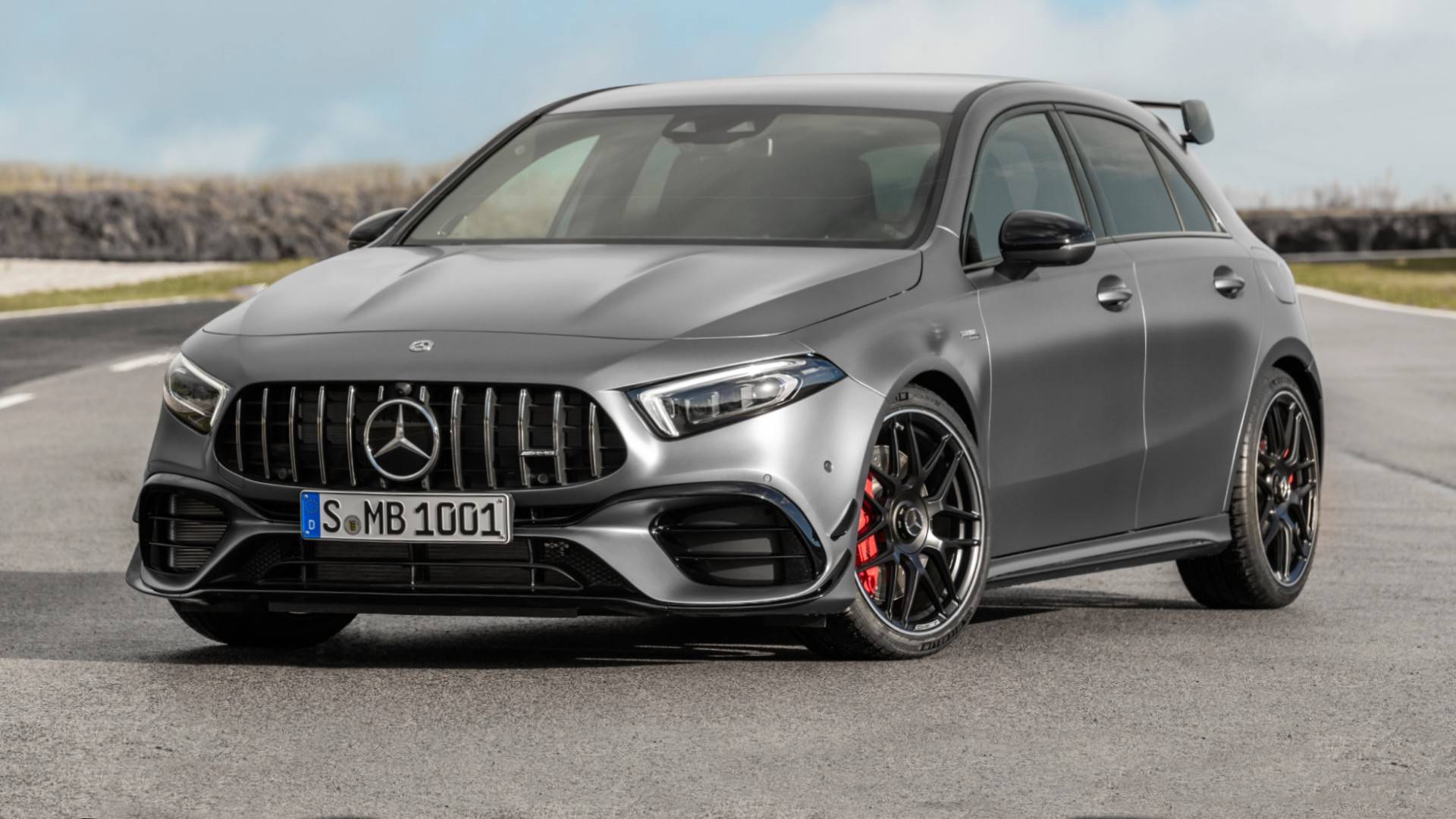 谁才是真正的钢炮王?2022款奥迪rs3 sportback对比奔驰amg a45 s