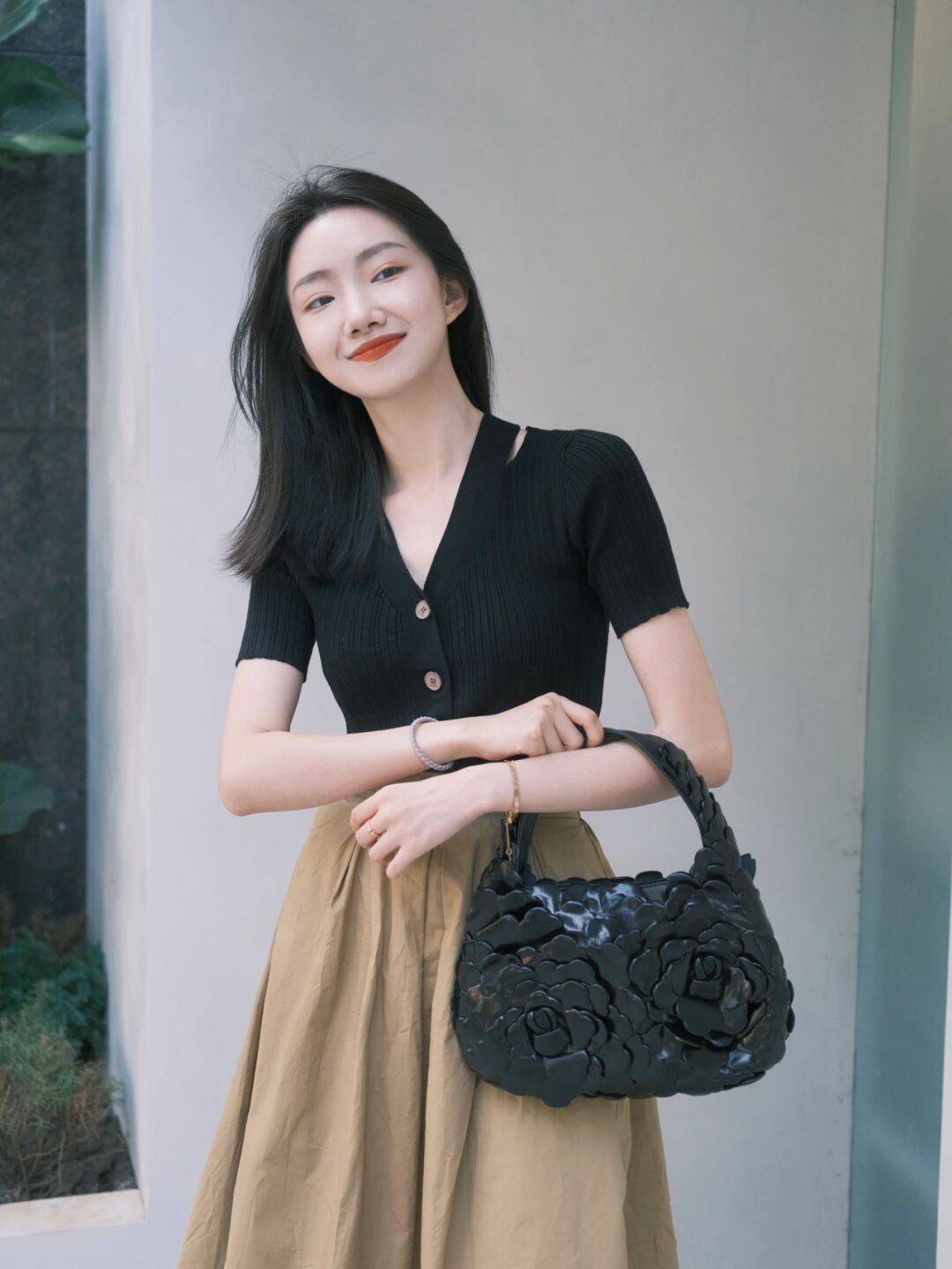 女神|夏季,如何穿出气质女神范,针织衫搭配半身裙简约高级,清爽干练