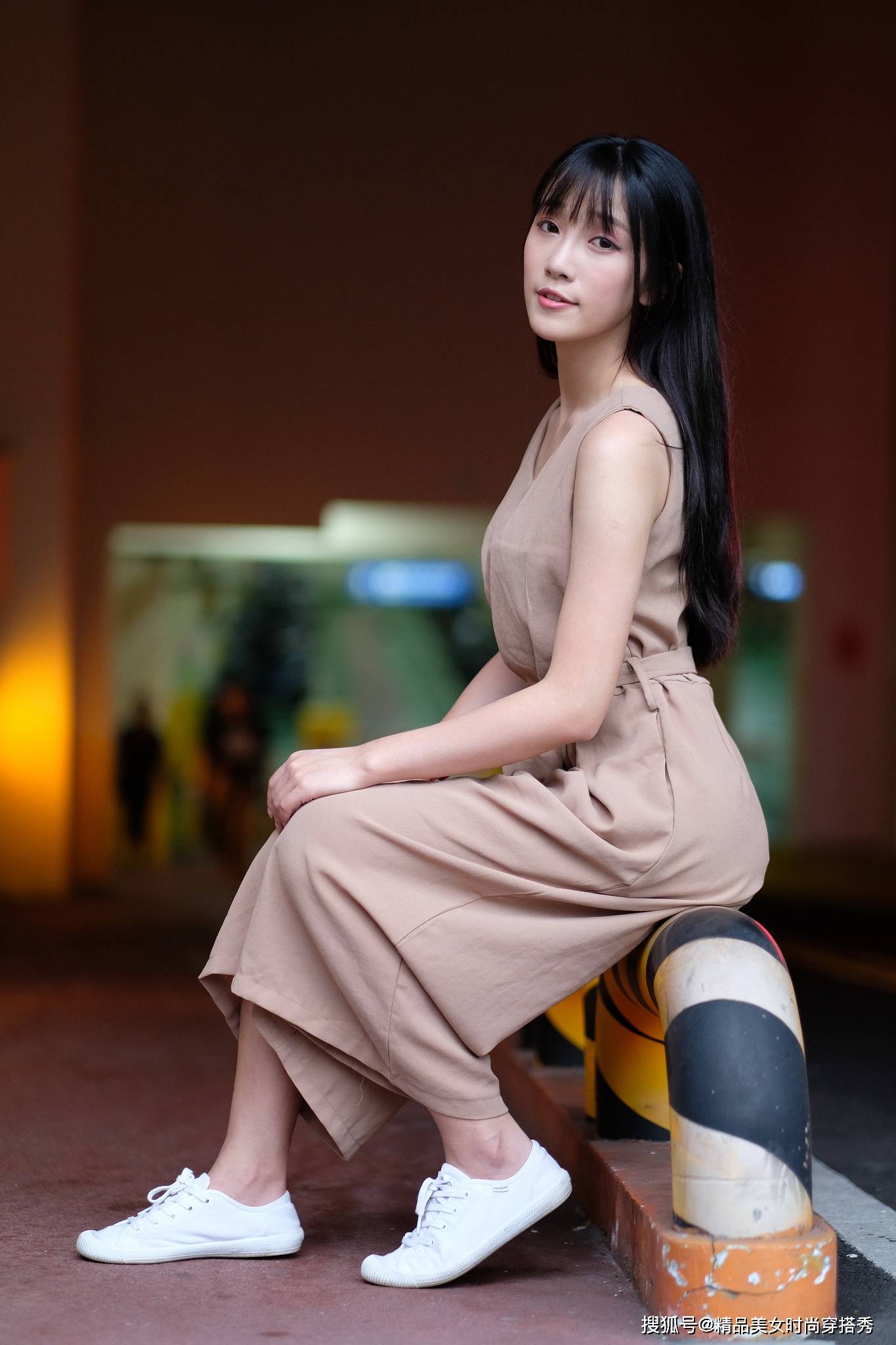 设计|棕色连体裤设计时尚，风格百变，搭配一双小白鞋简约又帅气