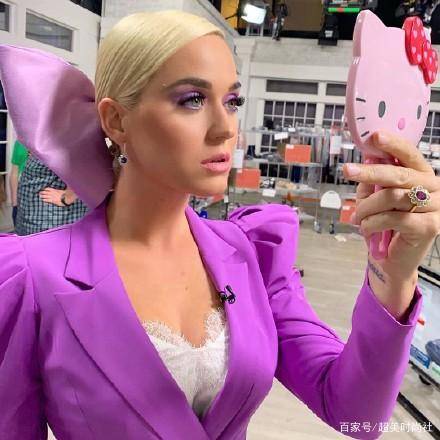 品牌|歌唱事业滑铁卢，自创品牌很红火，欧美天后水果姐卖“菠萝”？