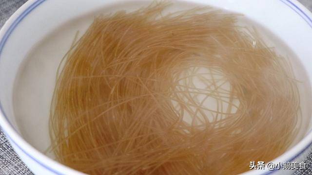 进行|红薯粉条最罕见的做法,很多人没见过,酥脆有嚼劲,比吃肉还香