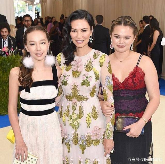 克洛伊|邓文迪大女儿发胖不自控，从小混迹名媛圈，和众明星合照站C位