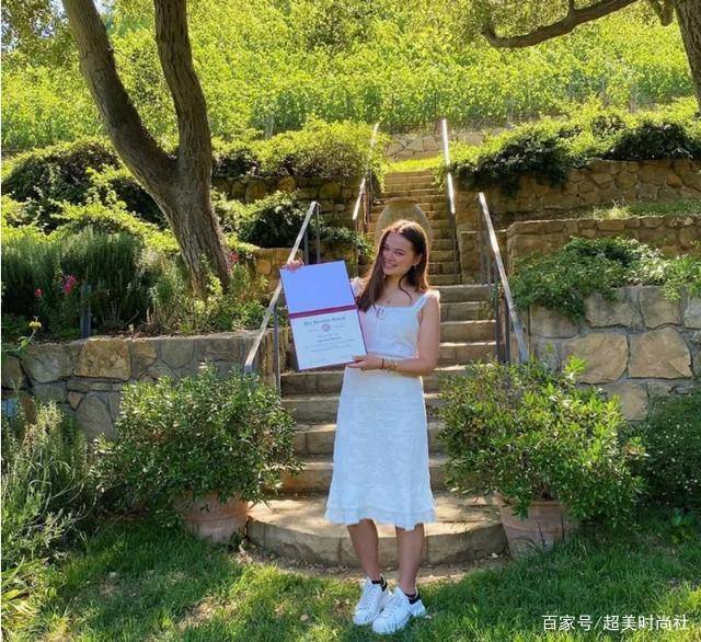 克洛伊|邓文迪大女儿发胖不自控，从小混迹名媛圈，和众明星合照站C位