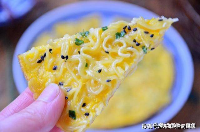 煎饼|早餐面条这样做，加两鸡蛋平底锅煎一煎五分钟就上桌，解馋还顶饱