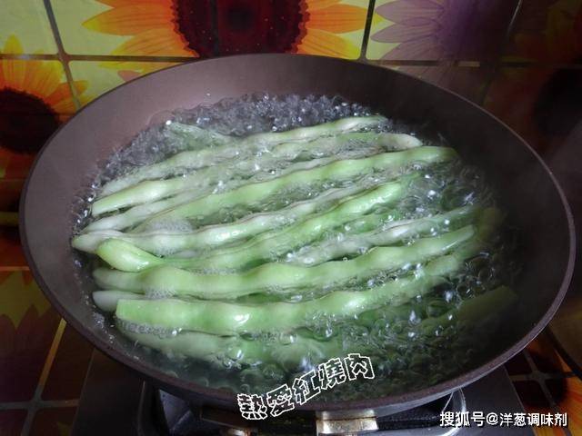 如何开生蚝用开水烫 6007069444ac49508bbcaddd637c779b.jpeg