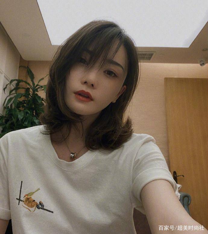 高晓松|高晓松前妻晒近照，仙女礼服配马尾美出新高，32岁不显年龄似少女