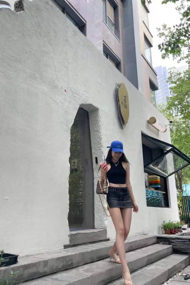 亮点|19岁都美竹颜值不输明星！穿碎花裙身材性感，硬刚吴亦凡超有勇气