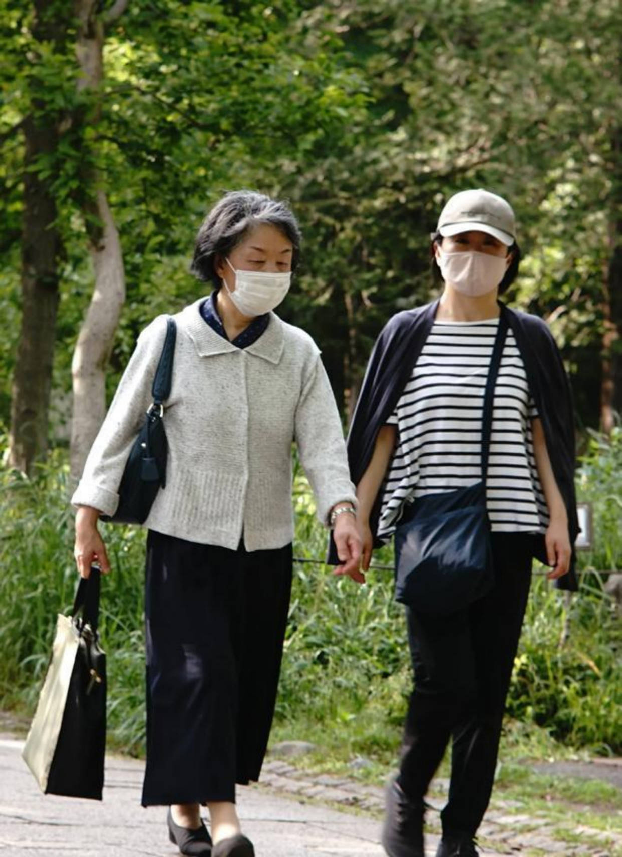 颜色|大妈身上显老的“黑白灰”，却成就了三木妈妈的高级感，值得借鉴