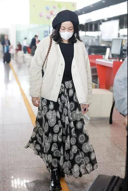 演技|在片场拍到周迅,身穿衬衫阔腿裤远看很减龄,近看有点邋遢了!