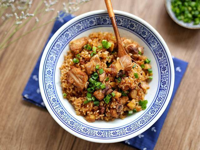 电饭煲|适合上班族的早餐，饭菜一锅出，鲜香诱人，来上一碗，暖身又抗饿