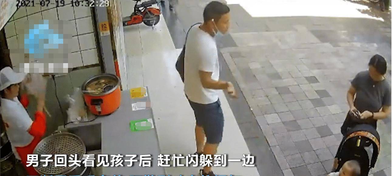 烟雾|四川一男子买早餐时抽烟，遇女子带娃靠近，马上掐烟并驱散烟雾