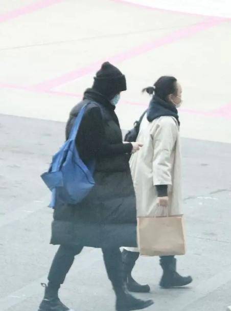 女生|51岁王菲养生走机场！羽绒服加棉卫衣，嫩回年轻人一点不像大妈