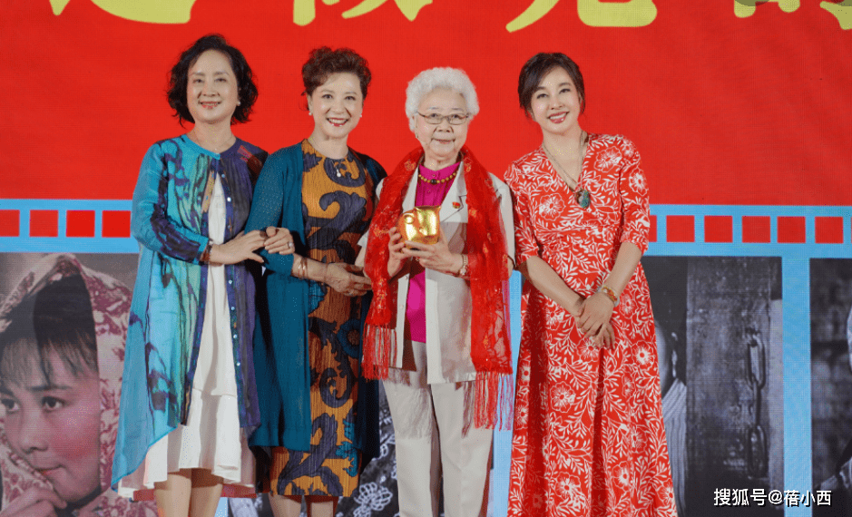 身材|刘晓庆再次美出新高度,“丰满身材”穿银裙子好美,看着只有38岁