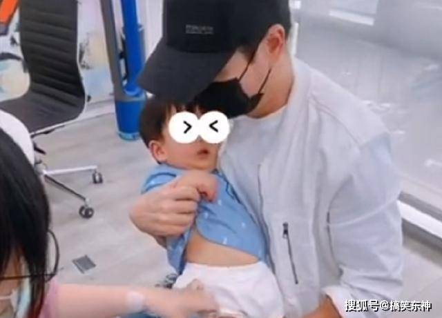 大儿子|安以轩生二胎后带大儿子打针，66挣扎哭泣，富豪老爸抱紧安抚