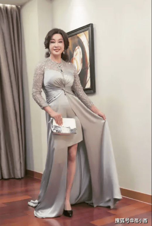身材|刘晓庆再次美出新高度,“丰满身材”穿银裙子好美,看着只有38岁