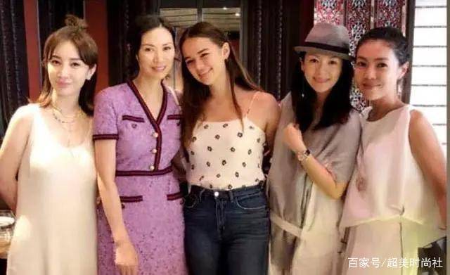 克洛伊|邓文迪大女儿发胖不自控，从小混迹名媛圈，和众明星合照站C位