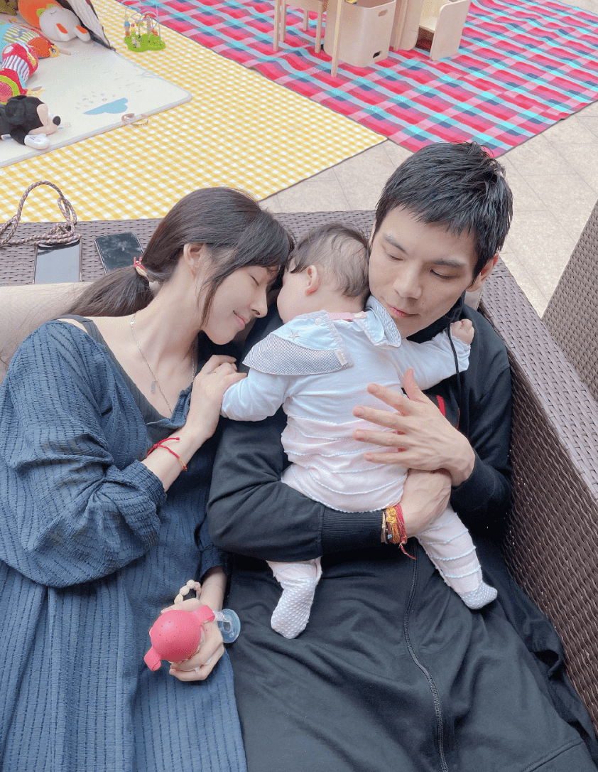 向佐|向佐晒昔日全家福庆生，女儿高冷气场足，郭碧婷当妈后无暇打理自己很朴素