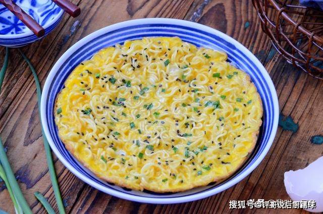 煎饼|早餐面条这样做，加两鸡蛋平底锅煎一煎五分钟就上桌，解馋还顶饱