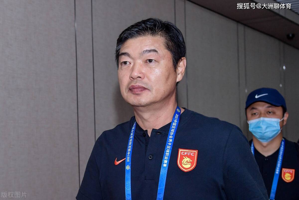 但是下半程成绩就不行了,因此在赛季结束后,球队高层就没有和谢峰续约