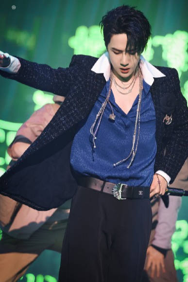 原创乐华演唱会金子涵麦掉后的临场反应王一博扭到我心里了