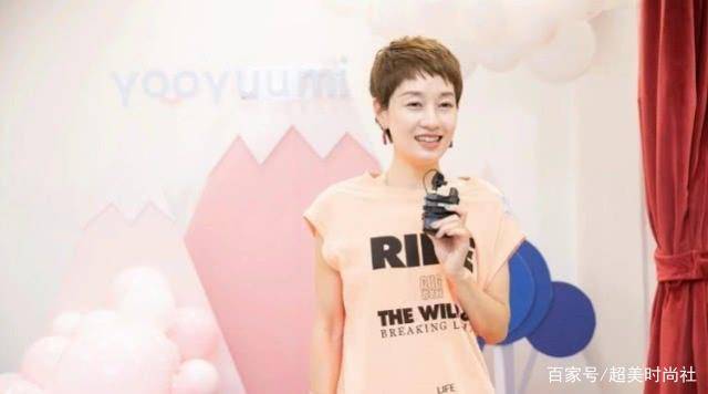 李小璐|董璇职业装干练十足,李小璐穿亮片显廉价,闺蜜俩差别这么大?