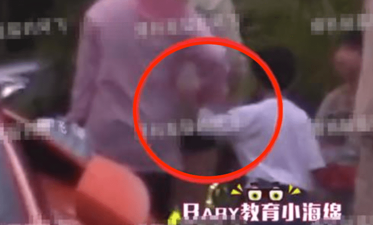 海绵|baby上班图曝光，穿吊带装上演锁骨杀，纤细竹竿腿好抢镜