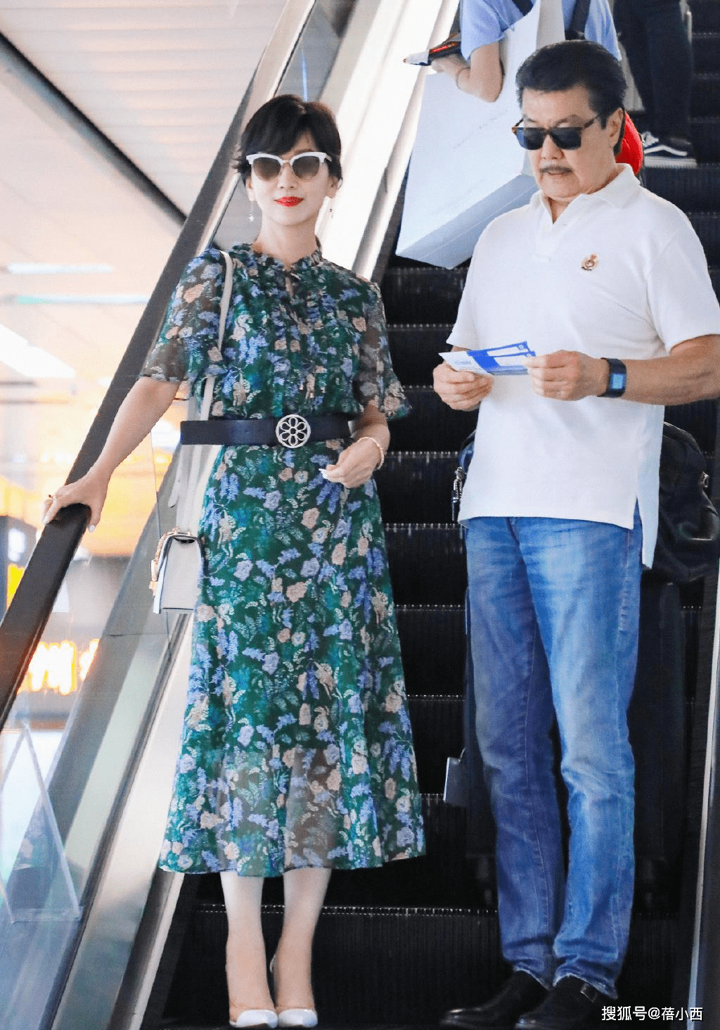 腰带|赵雅芝的穿搭才是奶奶辈该有的时髦,印花连衣裙绑腰带,气质高贵