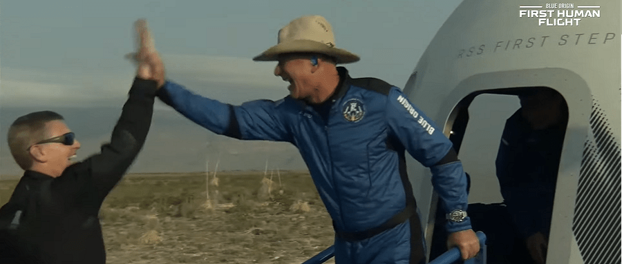 人类壮举世界首富带82岁老人完成太空飞行全程10分钟10秒