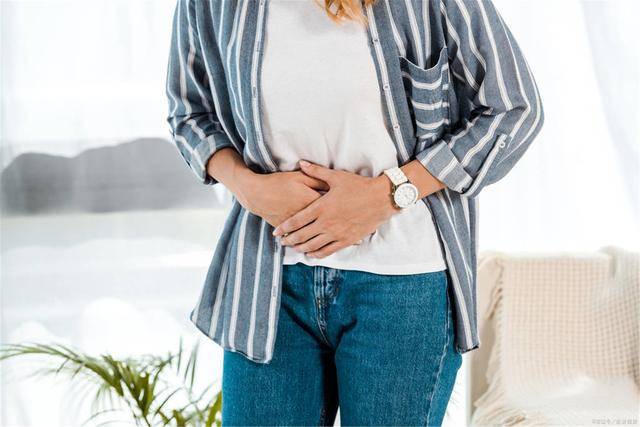 肝脏|提醒：身上这1处长出“小红点”，不要随便“抠”，劝你查肝功能