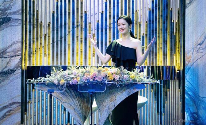 材质|张娜拉喝下午茶，穿白色长袖娃娃脸不显老，40岁老戏骨还是少女颜