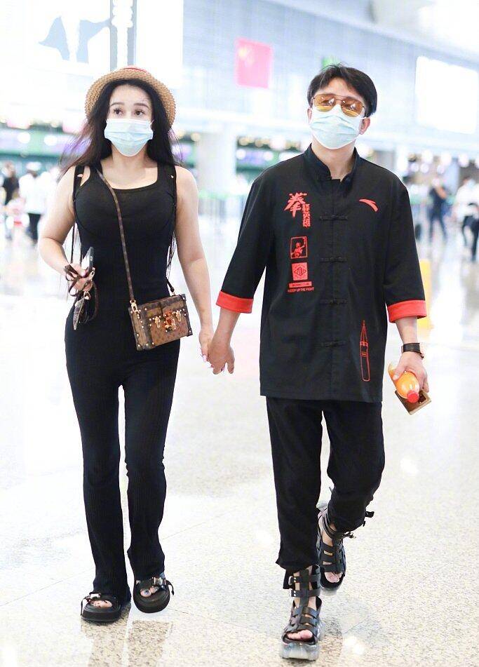 黑色|邹市明老婆身材太“辣”了，两人一身黑牵手出门，凹凸身材太抢镜