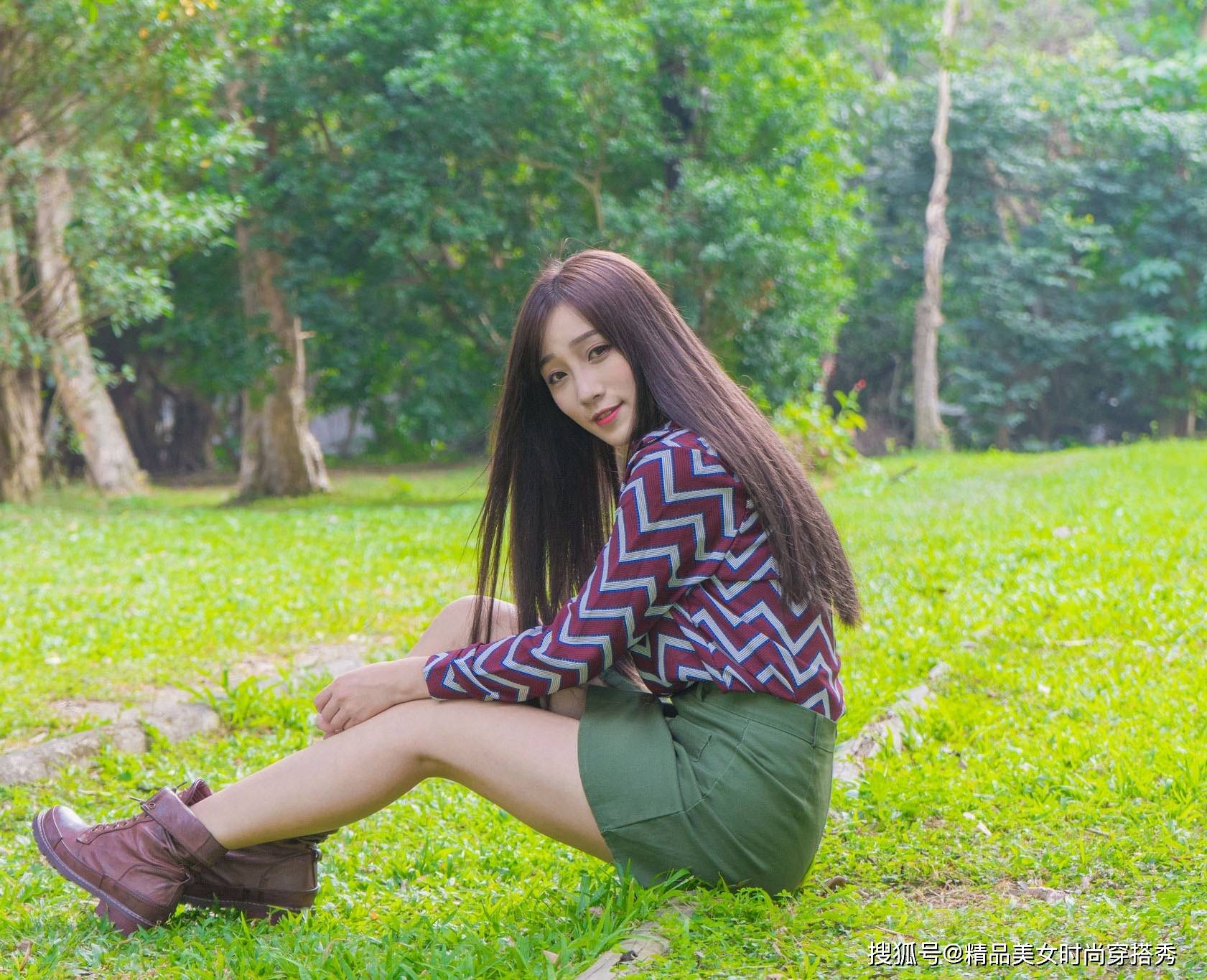 短裙|W条纹衬衫下搭一条军绿色短裙，整套搭配OL知性范儿十足。