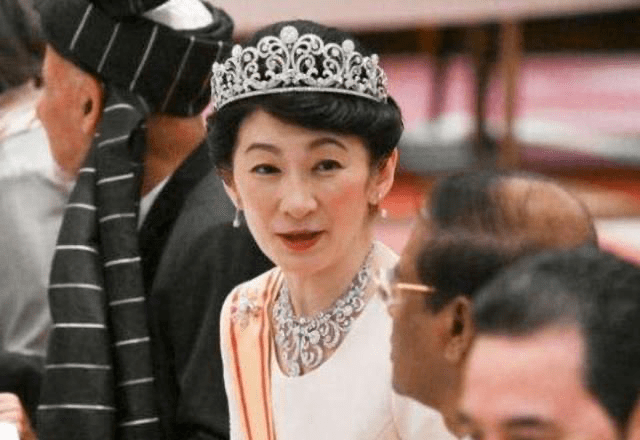 营业|纪子妃学雅子皇后仙气飘飘！一身白与文仁营业好养眼，再现狐狸笑