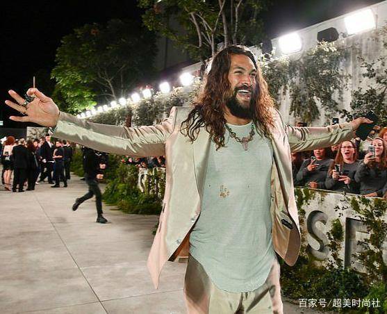 发型|海王绑双马尾扮娇软萌妹，穿破洞T恤配粉西装，状态不佳似自然人