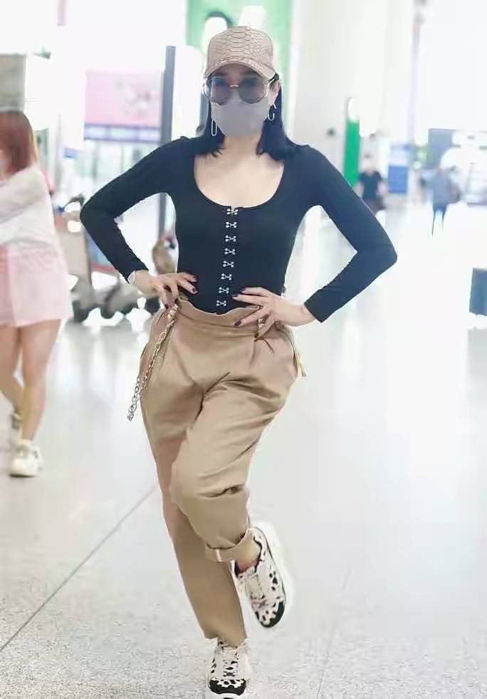 整体|钟丽缇瘦下来就任性,剪齐刘海配一字肩上衣,骨子里还有颗少女心
