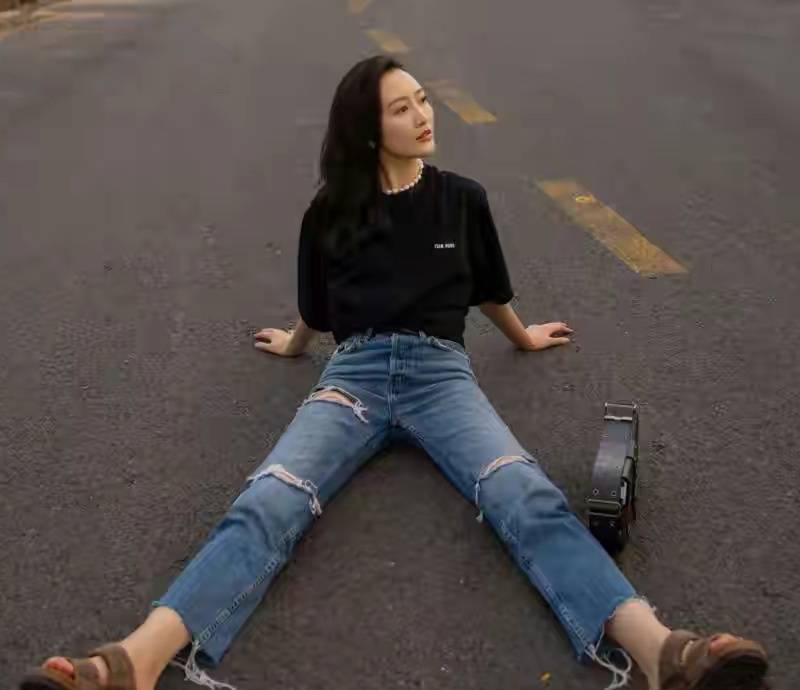 王鸥|腿细给了王鸥太多自信,穿的牛仔裤破洞太夸张,一般人可不敢尝试