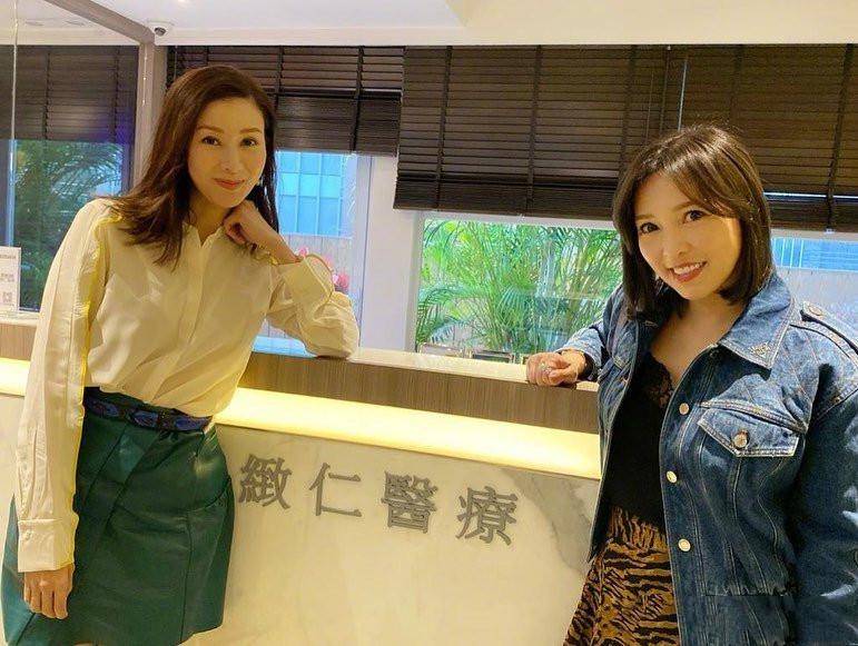 老公|李嘉欣携老公现身黎明演唱会，穿情侣装秀恩爱，男方绿腰带太扎眼