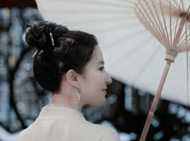 样子|女星古装撑伞造型绝了！赵丽颖风格百变、杨紫清冷，热巴让人心疼！