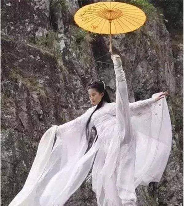样子|女星古装撑伞造型绝了！赵丽颖风格百变、杨紫清冷，热巴让人心疼！