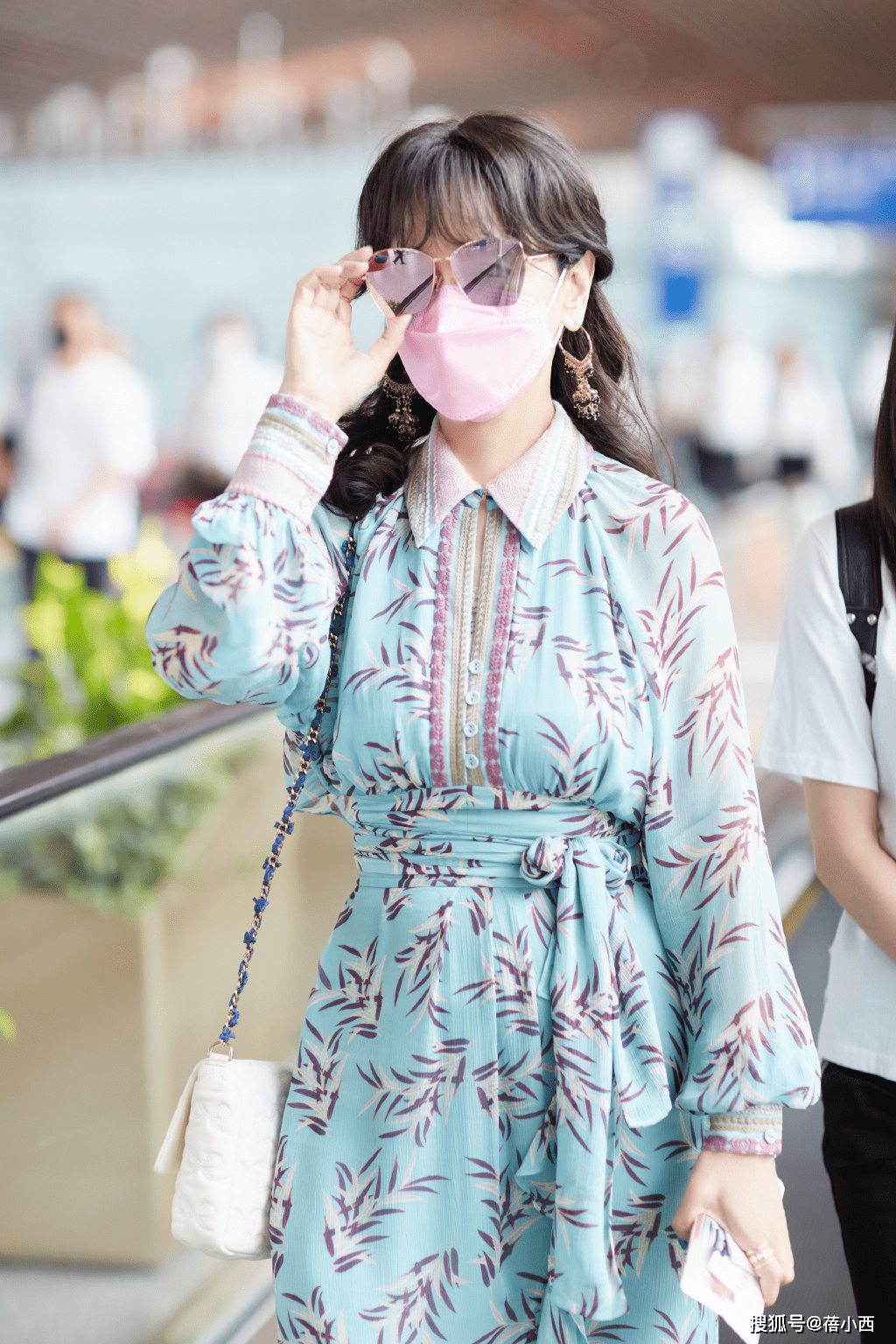 腰带|赵雅芝的穿搭才是奶奶辈该有的时髦,印花连衣裙绑腰带,气质高贵