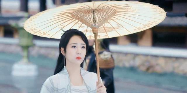 样子|女星古装撑伞造型绝了!赵丽颖风格百变、杨紫清冷,热巴让人心疼!