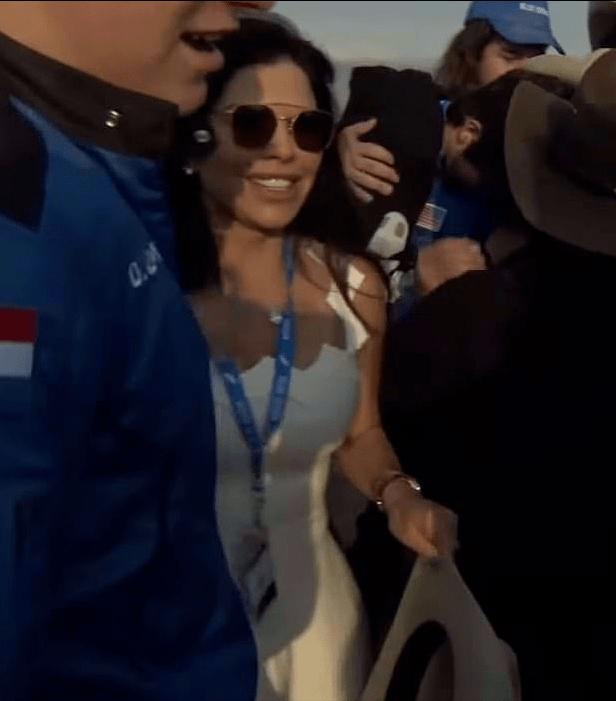 身材|世界首富51岁未婚妻喜迎他太空归来！秀黄钻戒指，白裙造型真少女