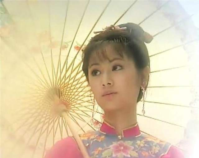 样子|女星古装撑伞造型绝了！赵丽颖风格百变、杨紫清冷，热巴让人心疼！