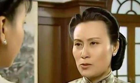 《情深深雨蒙蒙》中依萍的母亲傅文佩擅隐忍,比王雪琴更有心机