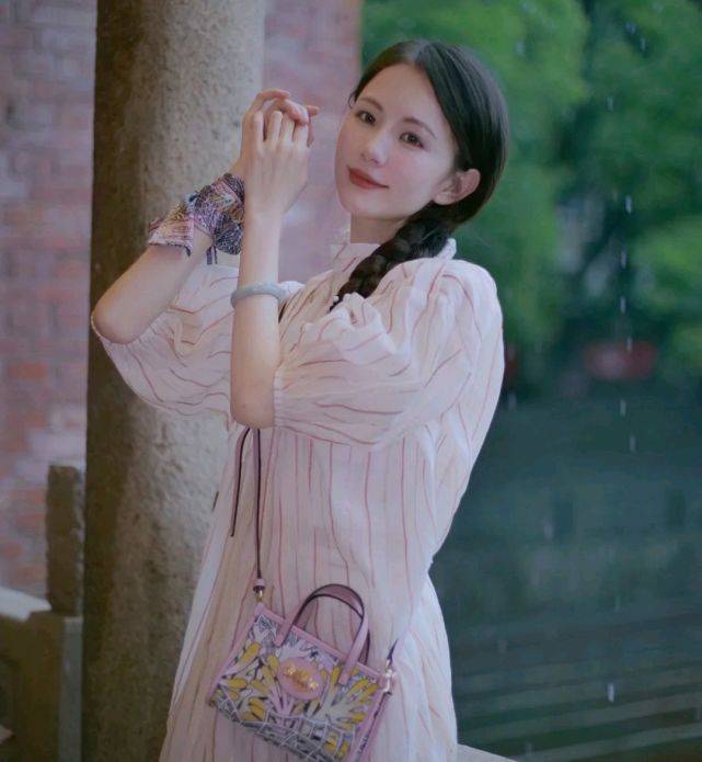 服装|女生可以尝试不同的穿搭风格,呈现不一样的气质,遇见更美的自己